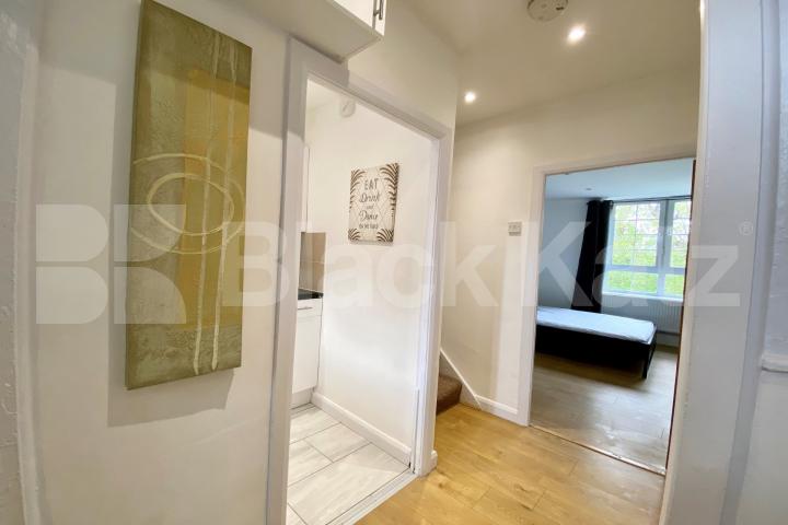 Recently redecorated throughout with neutral decor and wooden floors Pardoner Street, London Bridge / Borough